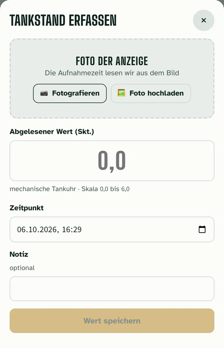 App-Ansicht „Tankstand erfassen“: Foto der Anzeige mit den Knöpfen Fotografieren und Foto hochladen, darunter abgelesener Wert und Zeitpunkt