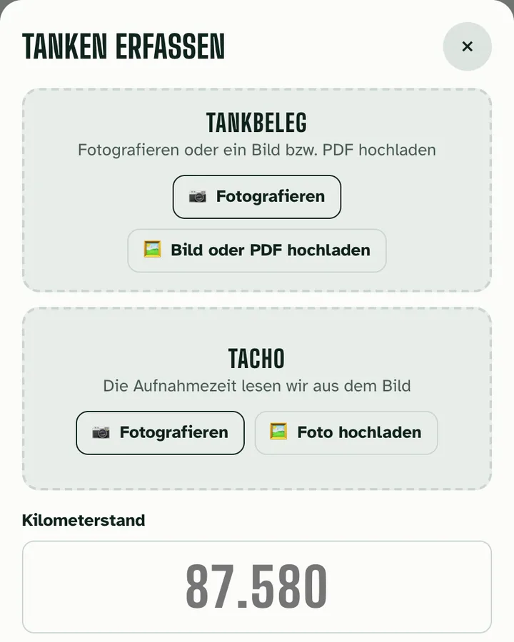 Formular „Tanken erfassen“ mit Feldern für Tankbeleg und Tacho, jeweils fotografieren oder hochladen, darunter Kilometerstand und getankte Liter
